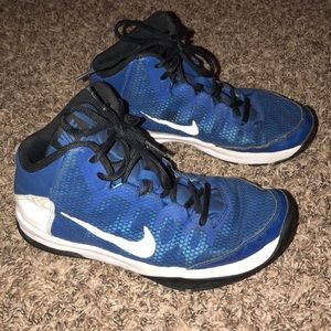 Boys blue nike shoes size 5